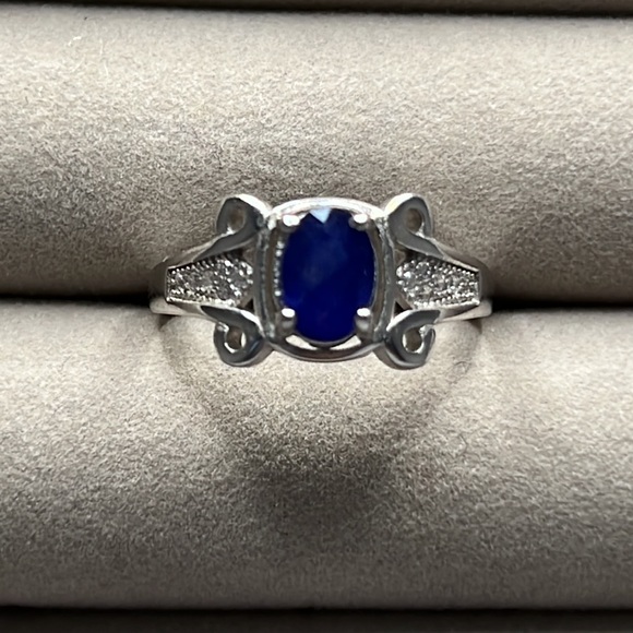 NEW Silver Ring with Sapphire CZ with beautiful detail - Picture 5 of 11